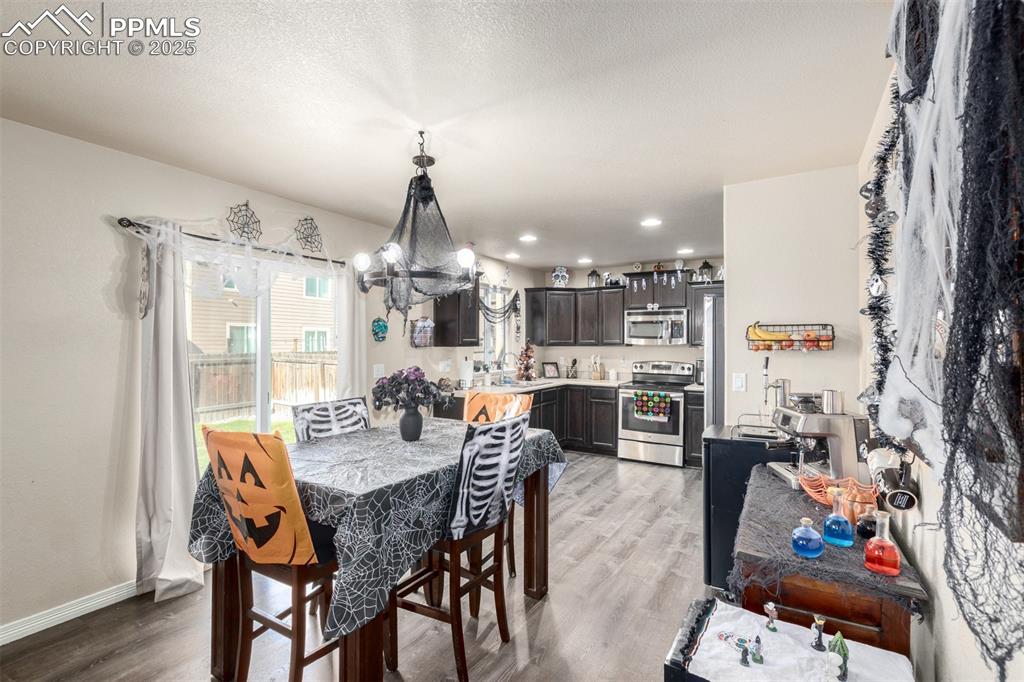 Image 9 of 32: Dining Area