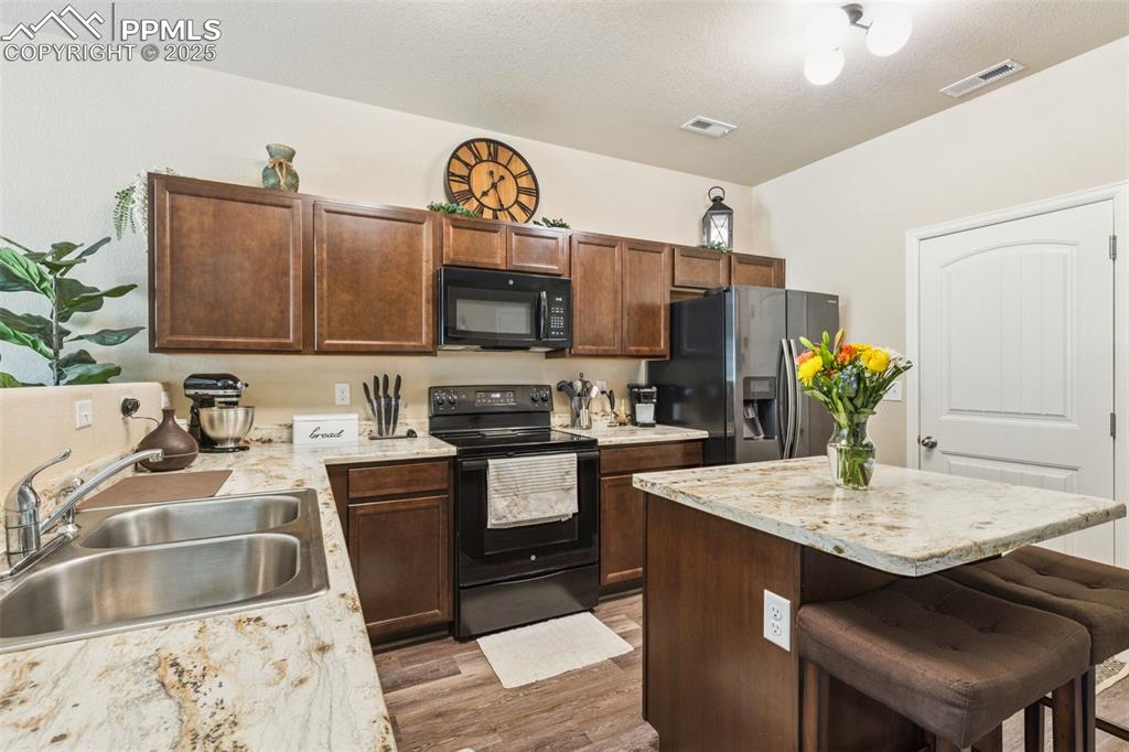 Image 10 of 35: Kitchen
