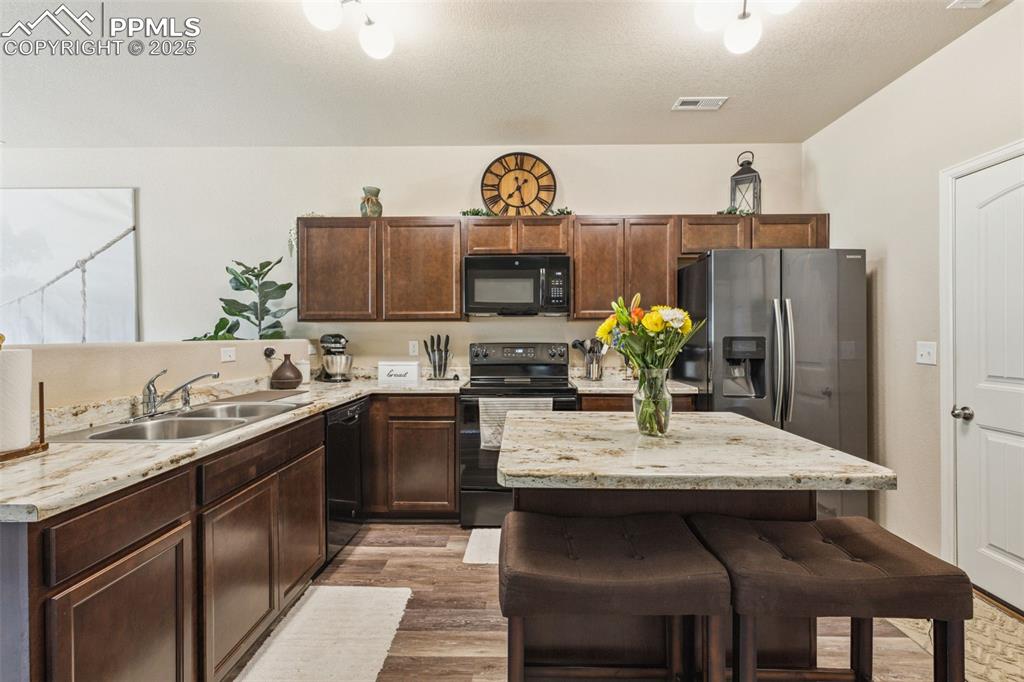 Image 8 of 35: Kitchen