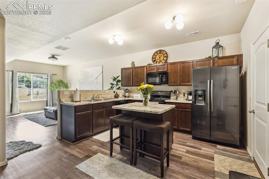 Image 9 of 35: Kitchen