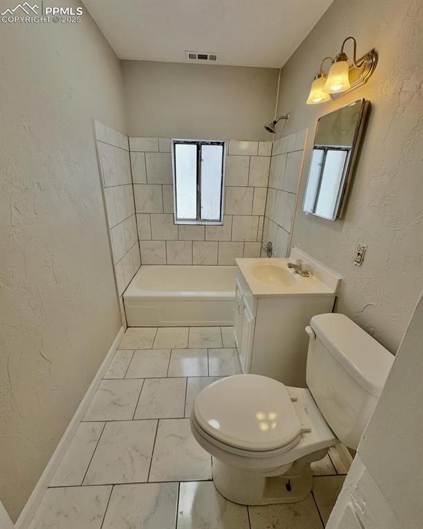 Image 5 of 6: Bathroom