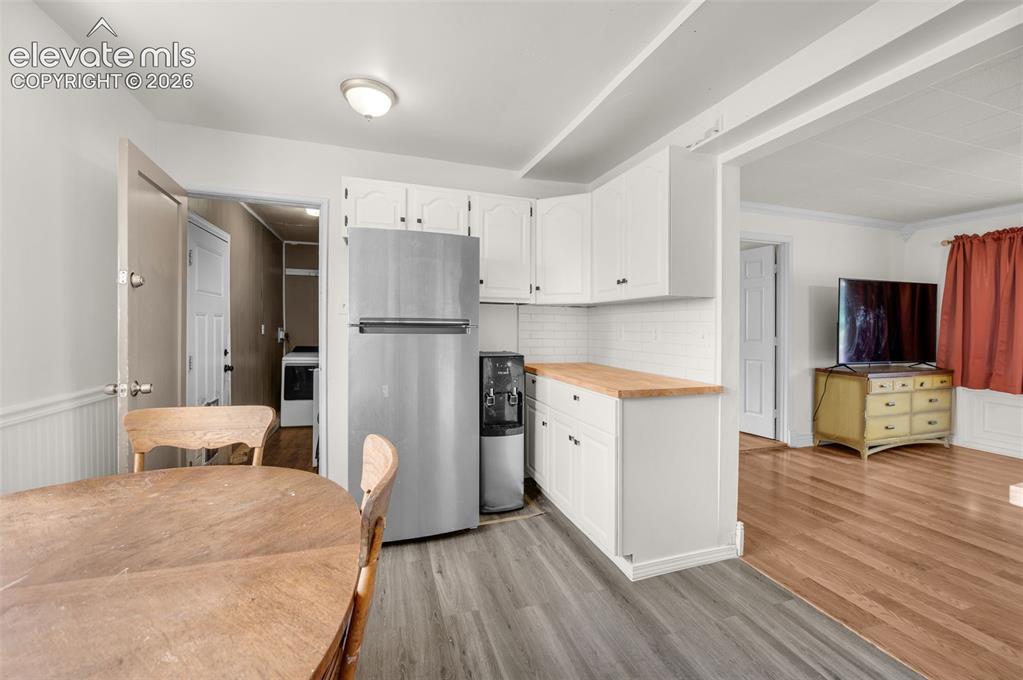 Image 7 of 19: Kitchen