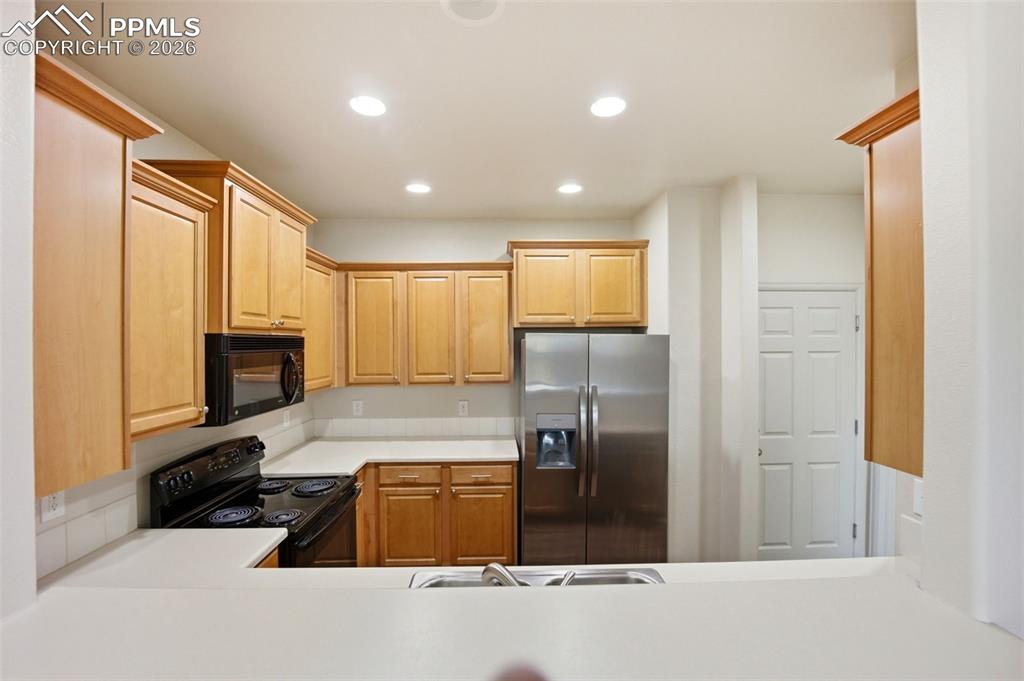 Image 11 of 30: Kitchen