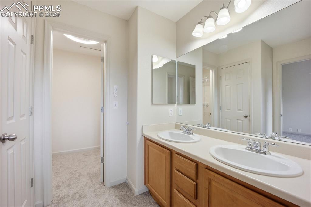 Image 17 of 30: Bathroom