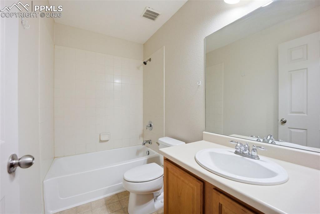 Image 21 of 30: Bathroom