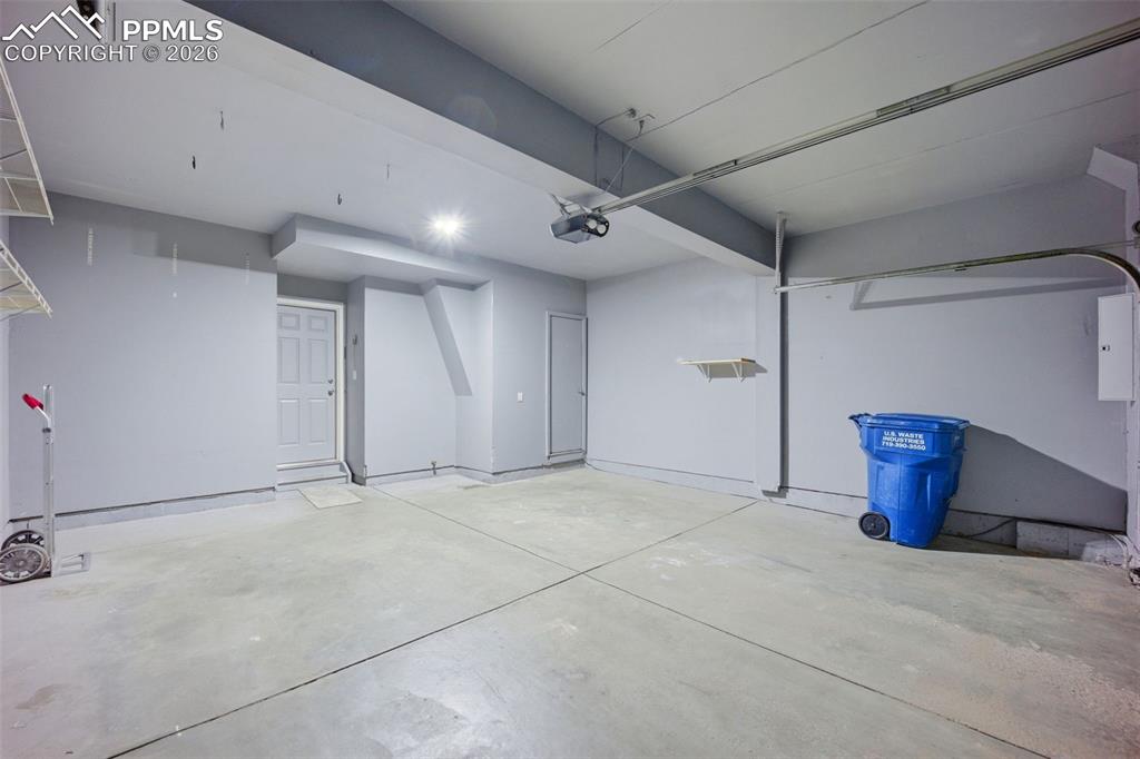 Image 25 of 30: Garage