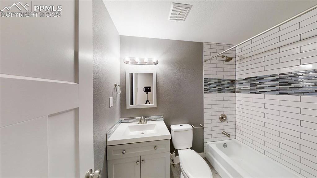 Image 12 of 22: Bathroom