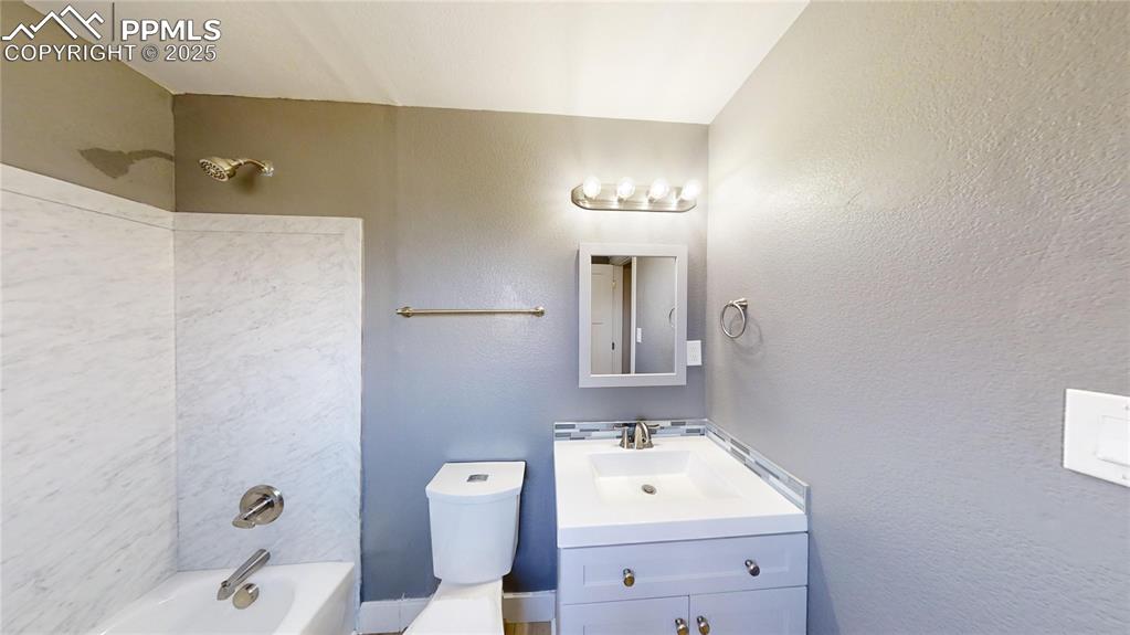 Image 13 of 22: Bathroom