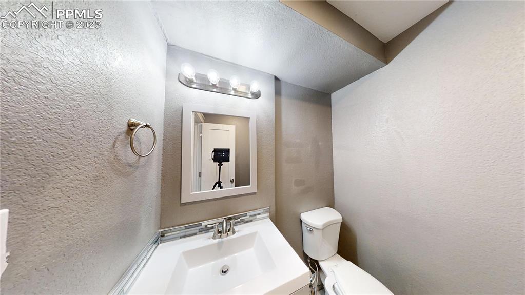 Image 14 of 22: Bathroom