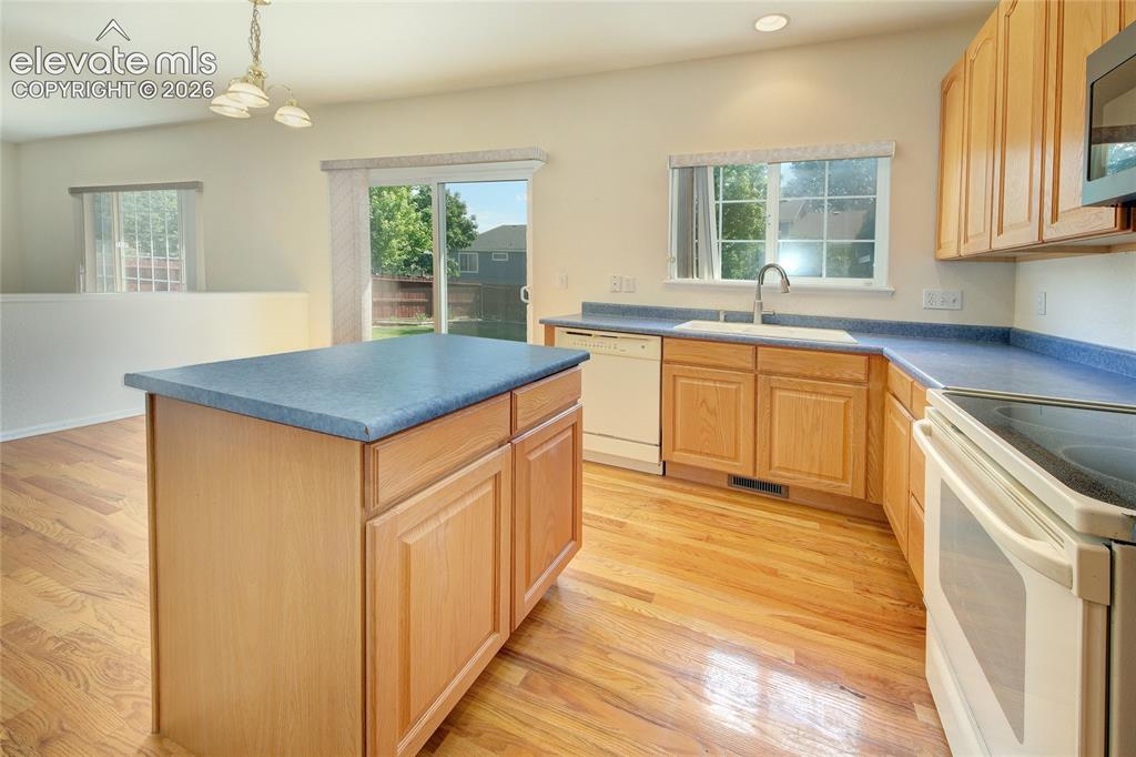 Image 10 of 37: Kitchen