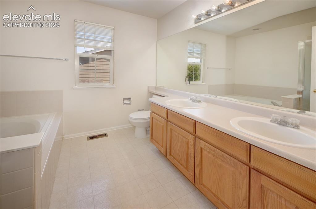 Image 19 of 37: Bathroom