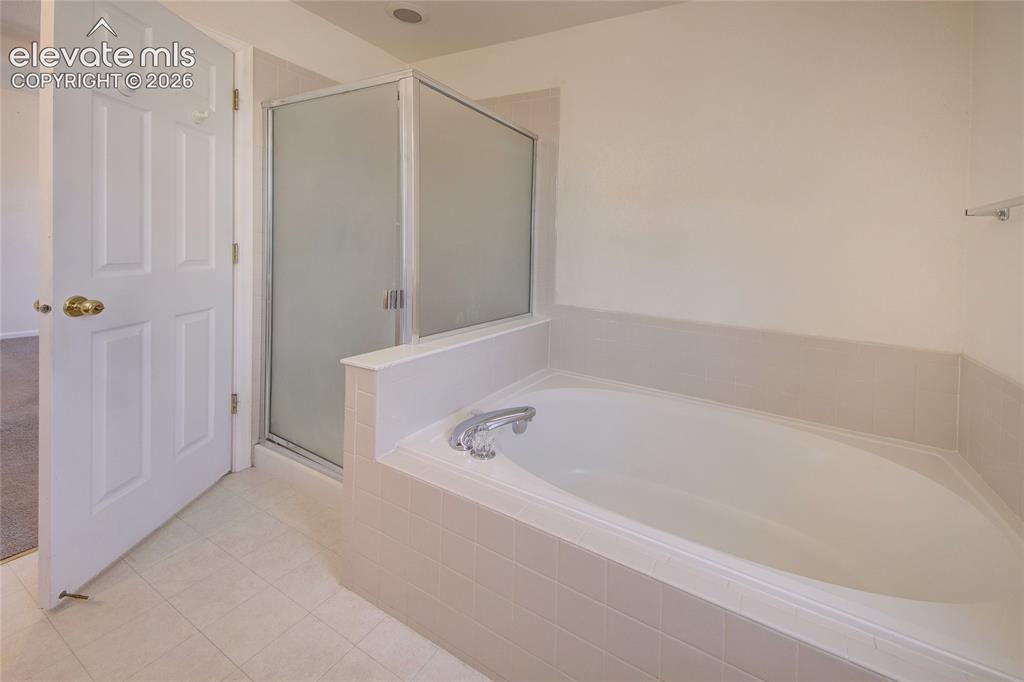 Image 20 of 37: Bathroom