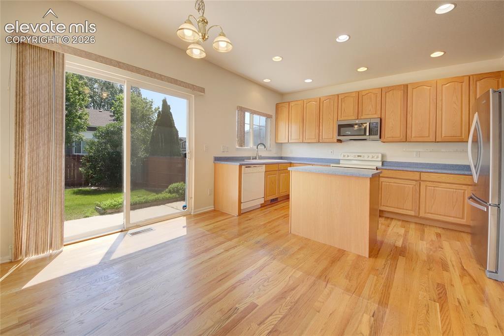 Image 7 of 37: Kitchen