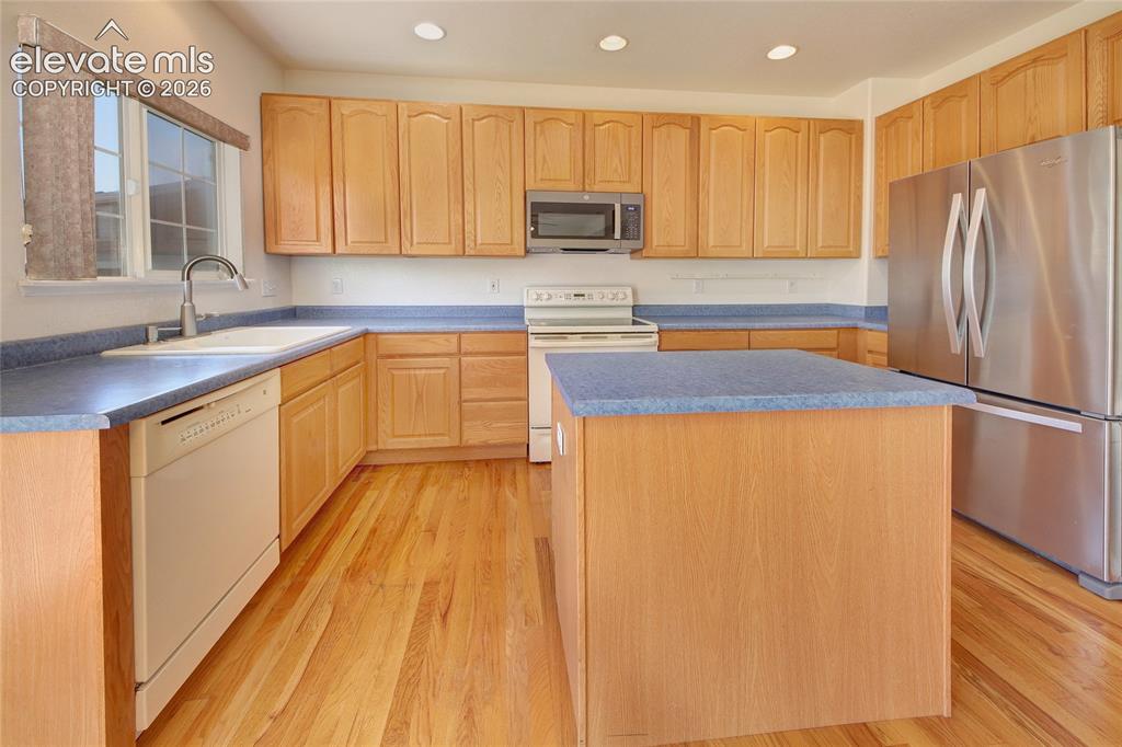 Image 9 of 37: Kitchen