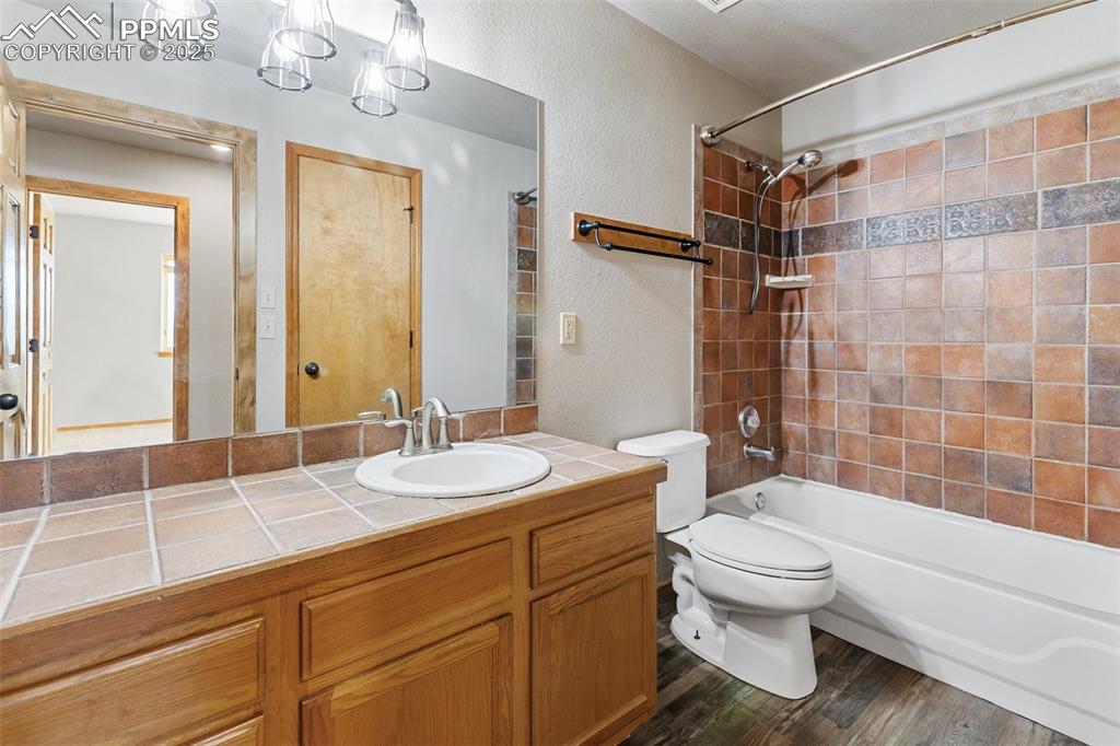 Image 17 of 28: Bathroom