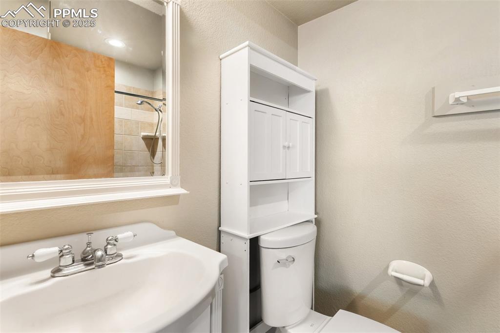 Image 22 of 28: Bathroom