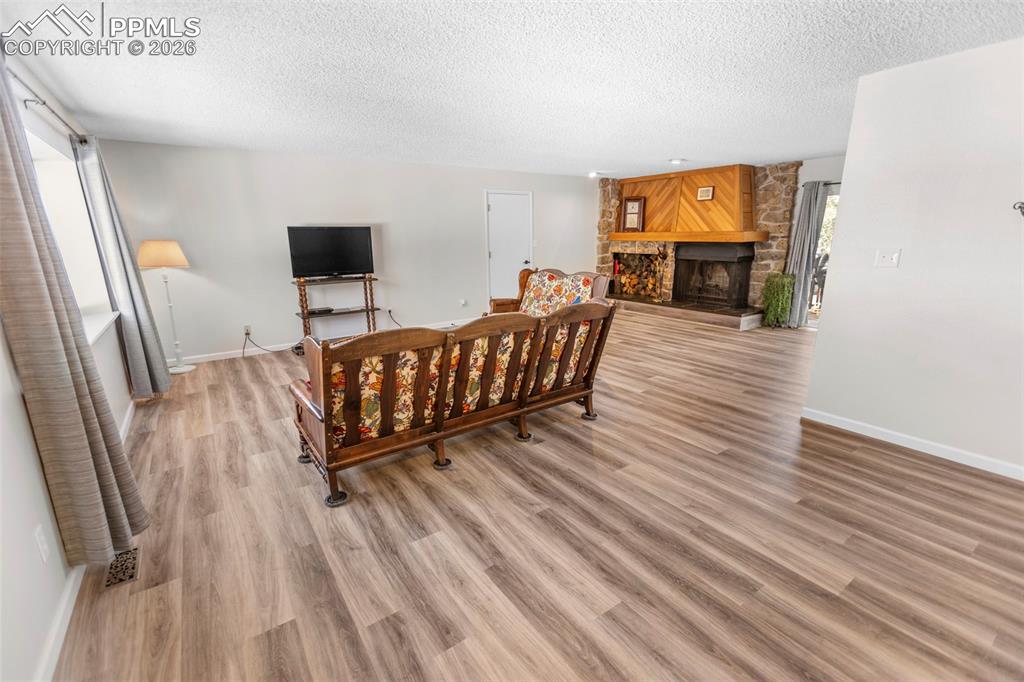 Image 22 of 31: Deck