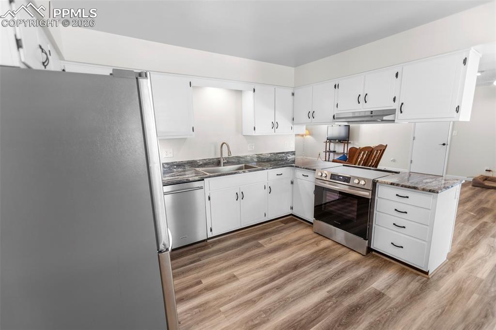 Image 24 of 31: Living Room