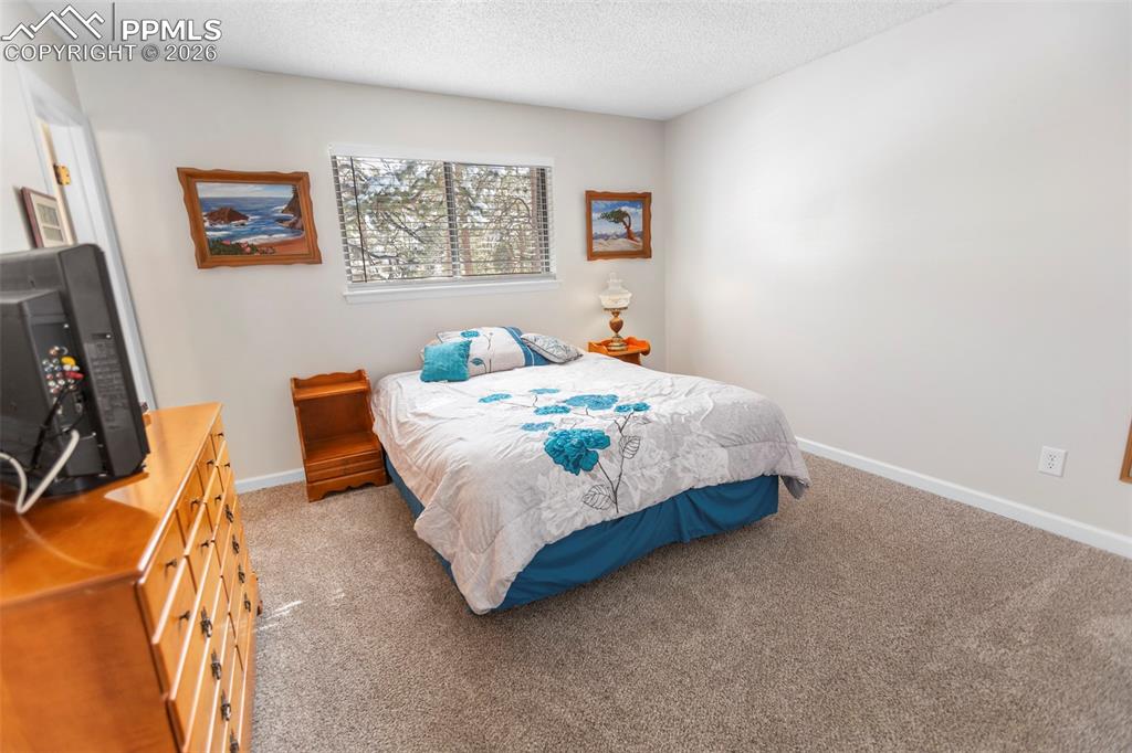 Image 26 of 31: Living Room