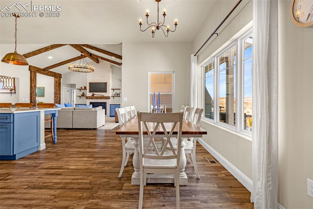 Image 12 of 50: Dining Area