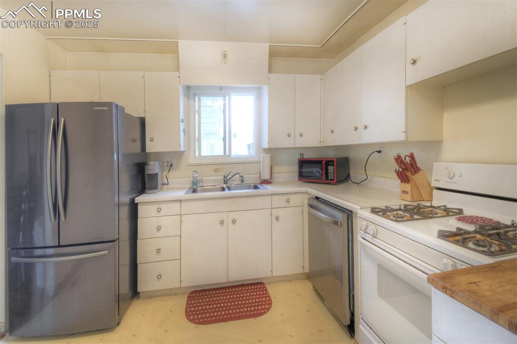 Image 10 of 32: Kitchen