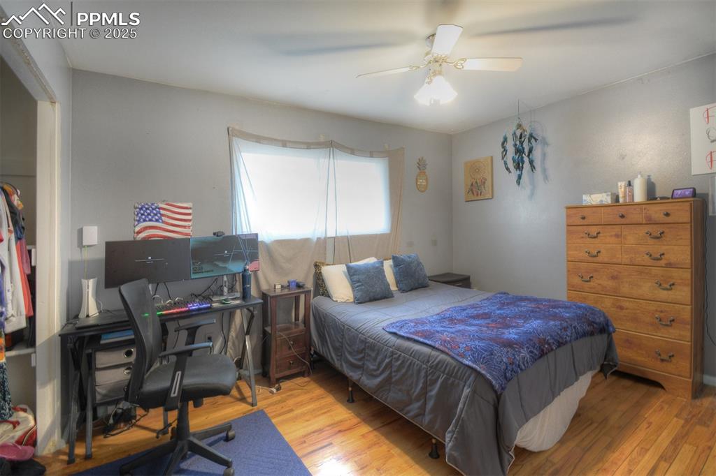 Image 12 of 32: Bedroom