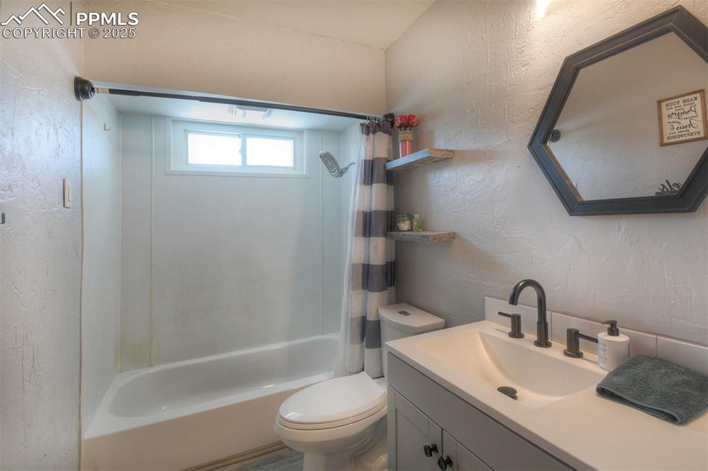Image 15 of 32: Bathroom