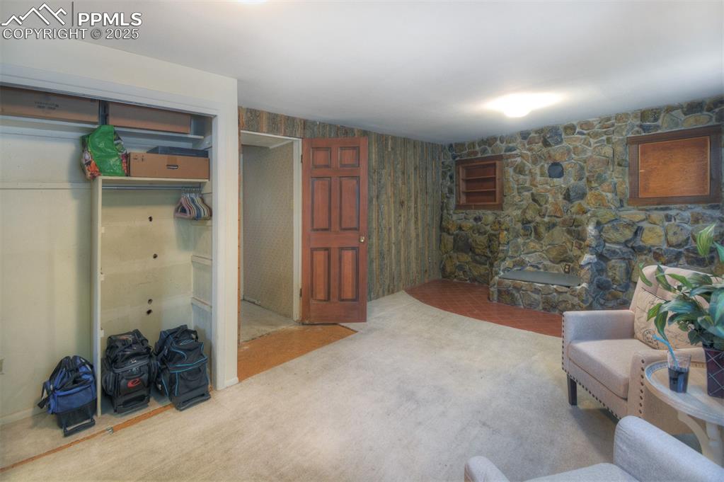 Image 17 of 32: Living Room