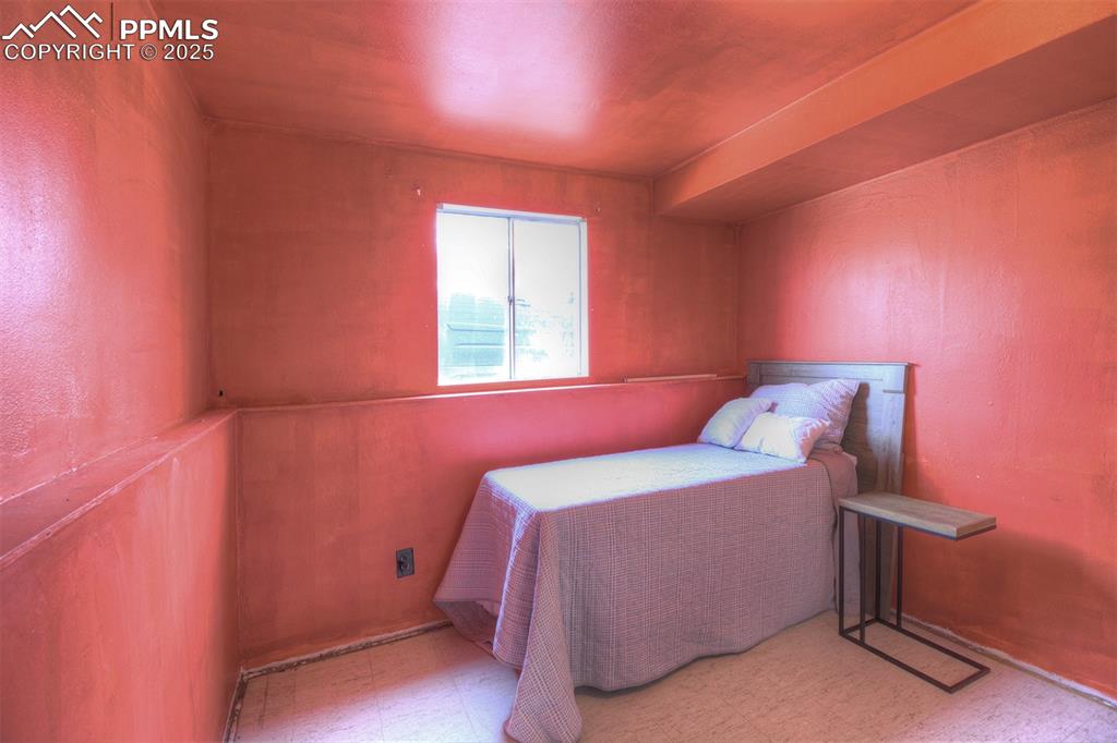 Image 19 of 32: Bedroom