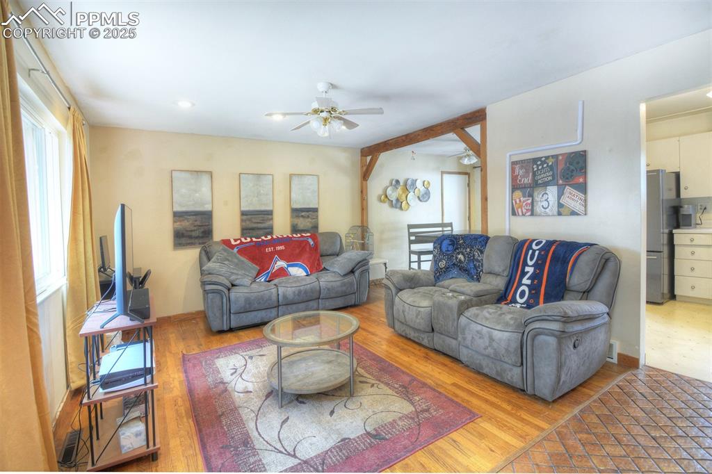 Image 4 of 32: Living Room