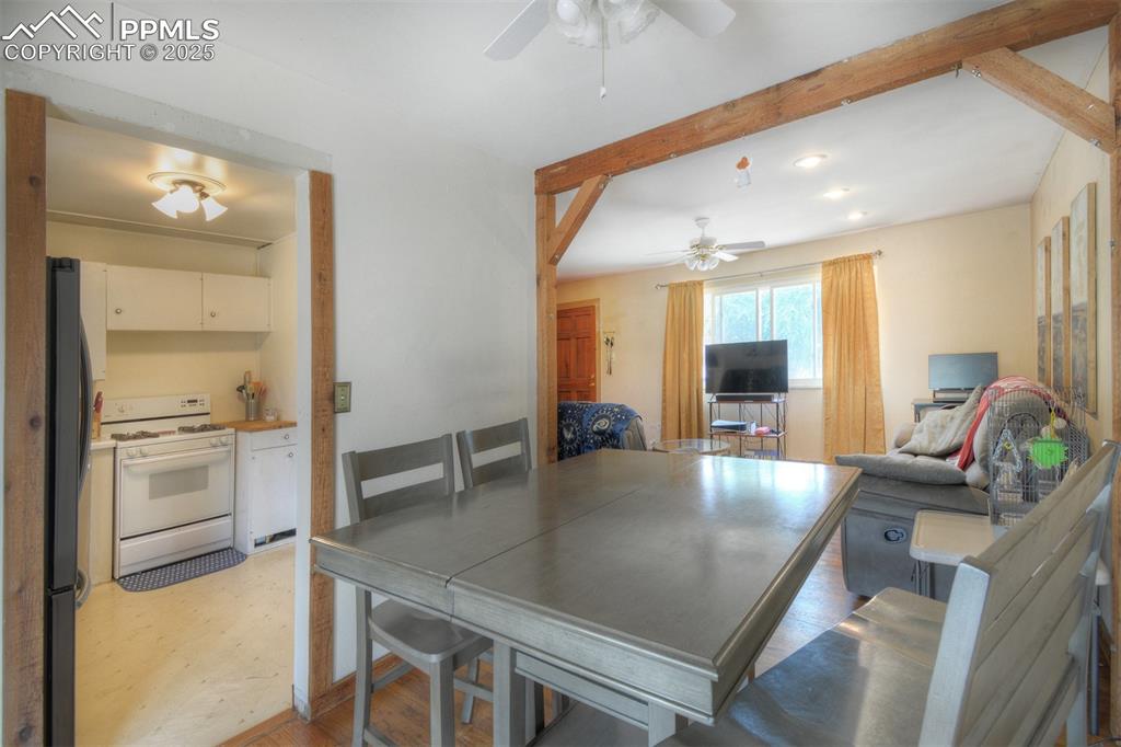 Image 8 of 32: Dining Area