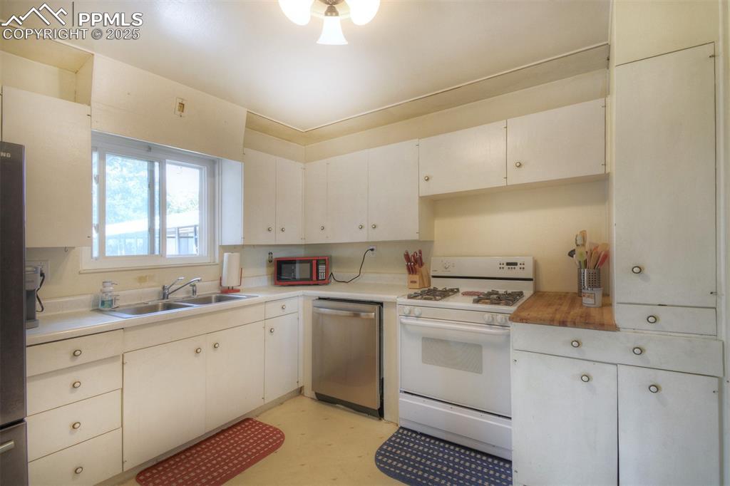 Image 9 of 32: Kitchen