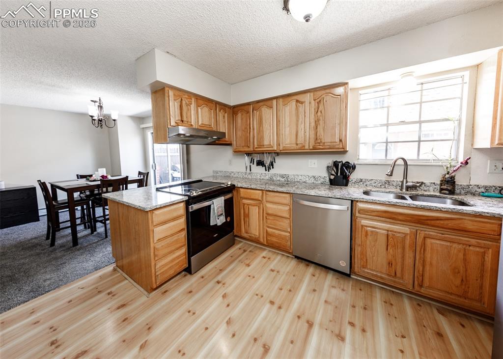Image 12 of 20: Kitchen