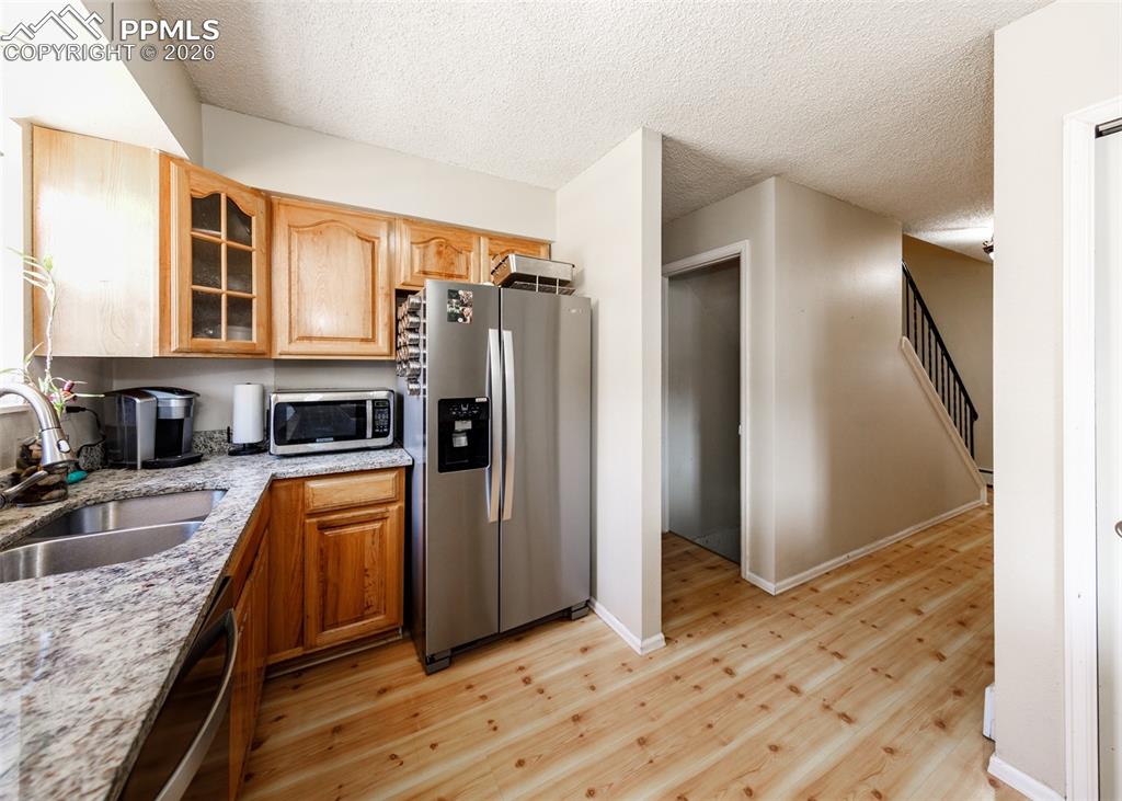 Image 14 of 20: Kitchen