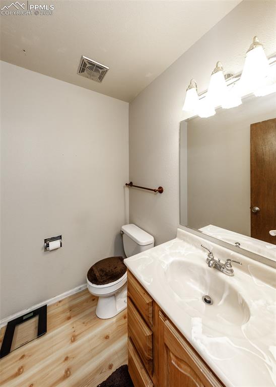 Image 16 of 20: Bathroom