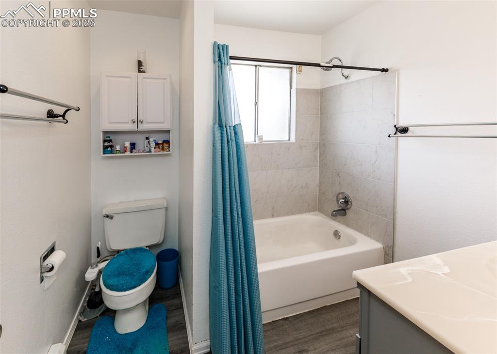 Image 19 of 20: Bathroom