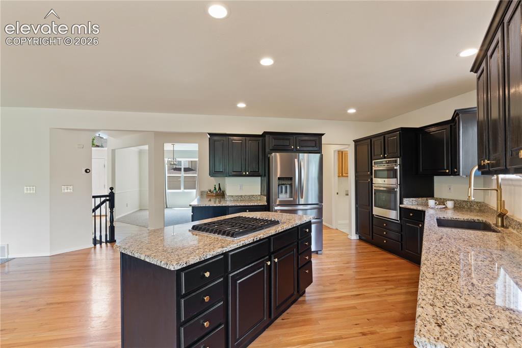 Image 10 of 40: Kitchen