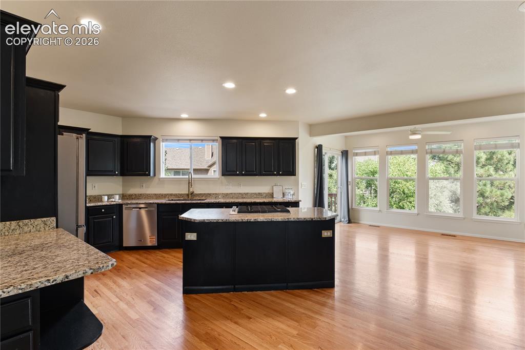 Image 11 of 40: Kitchen