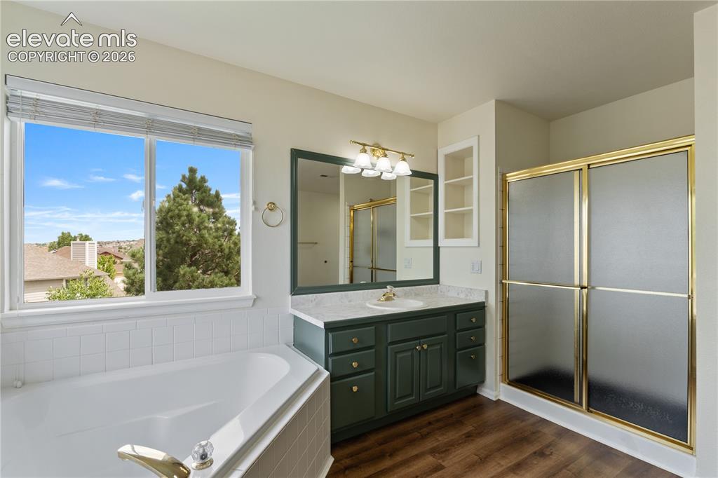Image 16 of 40: Bathroom