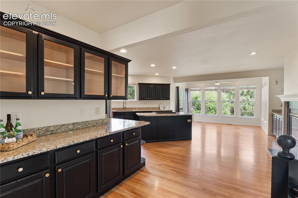 Image 5 of 40: Kitchen