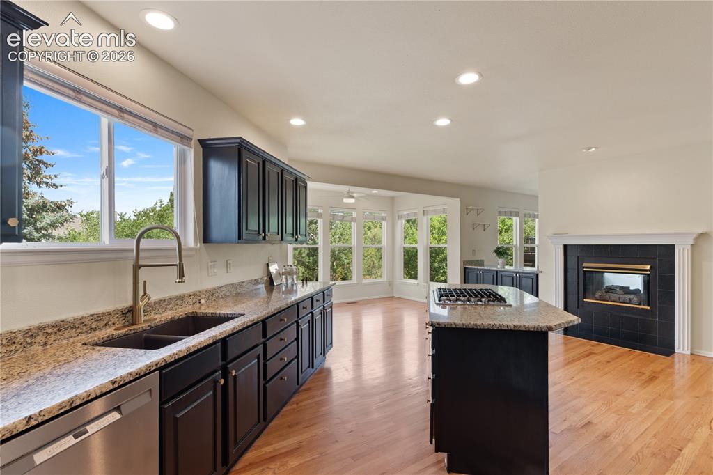 Image 9 of 40: Kitchen