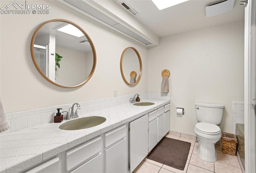 Image 20 of 26: Ensuite 5-piece primary bathroom