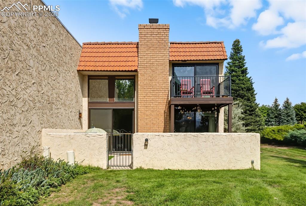 Image 6 of 26: Back of Structure