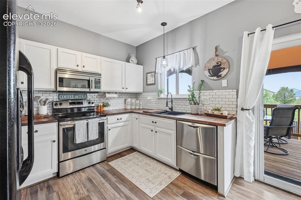 Image 6 of 31: Kitchen