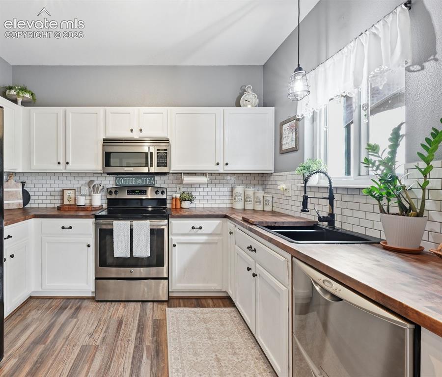 Image 7 of 31: Kitchen
