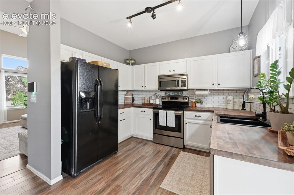 Image 8 of 31: Kitchen