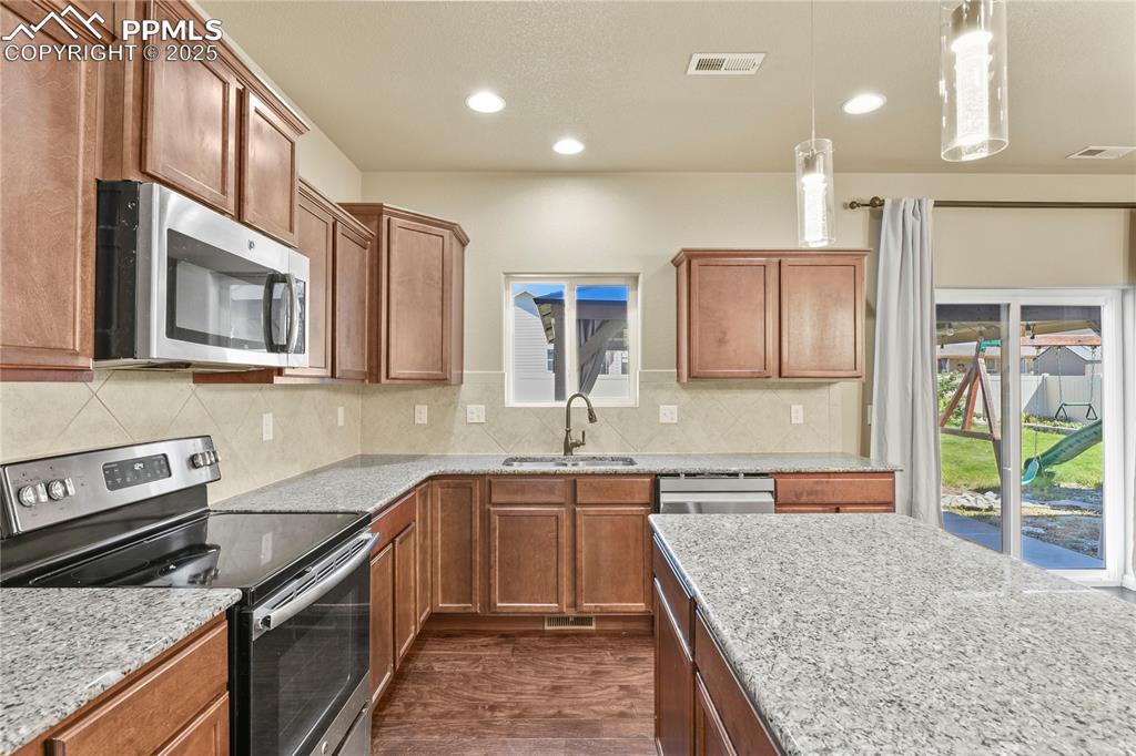 Image 16 of 39: Kitchen