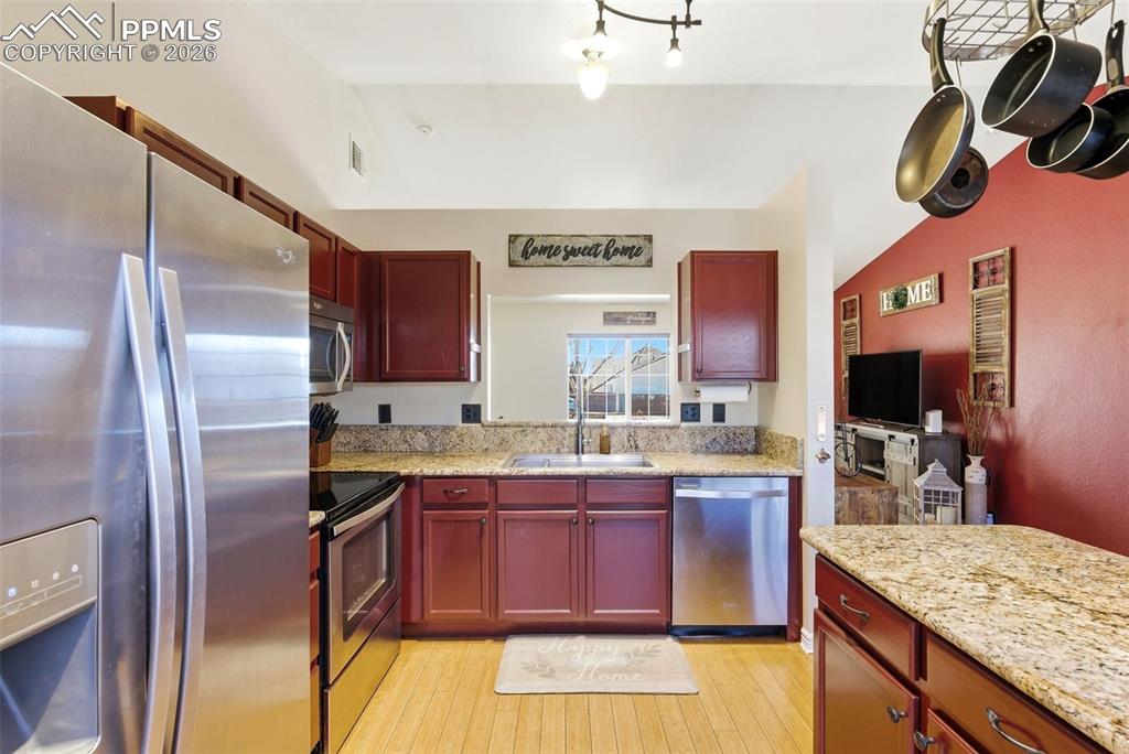 Image 14 of 43: Kitchen