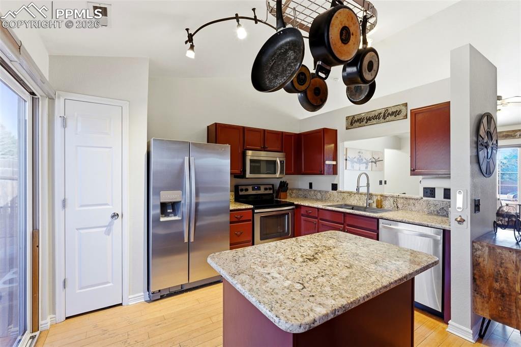 Image 18 of 43: Kitchen