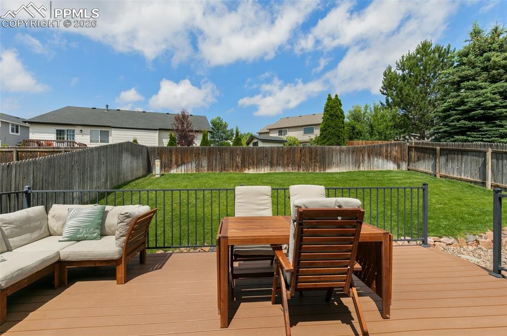 Image 32 of 43: Deck